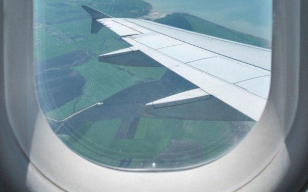 Для чего в самолете нужна эта маленькая дырочка в иллюминаторе?