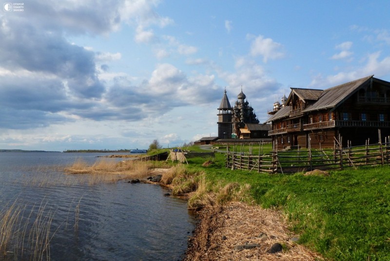 Памятники деревянного зодчества на острове Кижи в Карелии