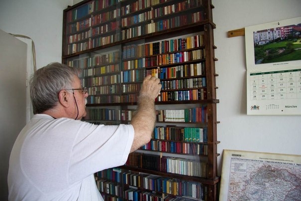 Самая крупная библиотека миниатюрных книг в мире
