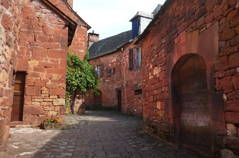 Французская деревня Коллонж-ла-Руж (Collonges-la-Rouge)