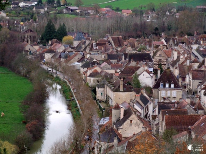Деревня Noyers-sur-Serein, Бургундия, Франция Деревня Noyers-sur-Serein, Бургундия, Франция