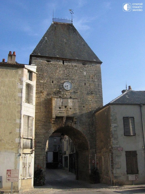 Деревня Noyers-sur-Serein, Бургундия, Франция Деревня Noyers-sur-Serein, Бургундия, Франция
