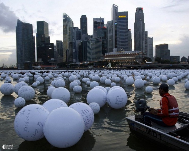 Жители Сингапура выпустили в реку 20 000 шаров с желаниями