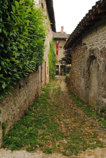 Средневековая деревня Перуж, Франция 4