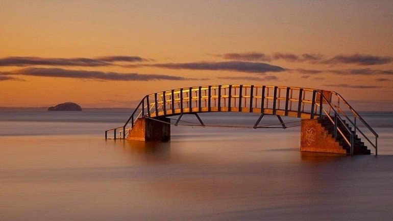 Мост посреди моря в Белхейвен Бэй