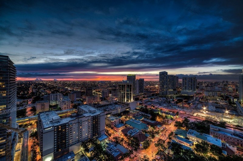 Потрясающее небо над Майами, США