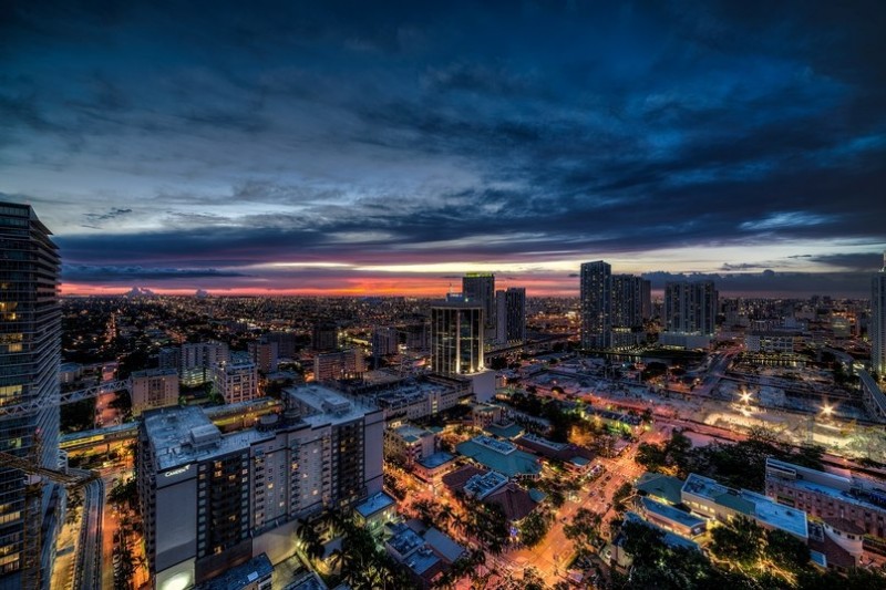 Потрясающее небо над Майами...