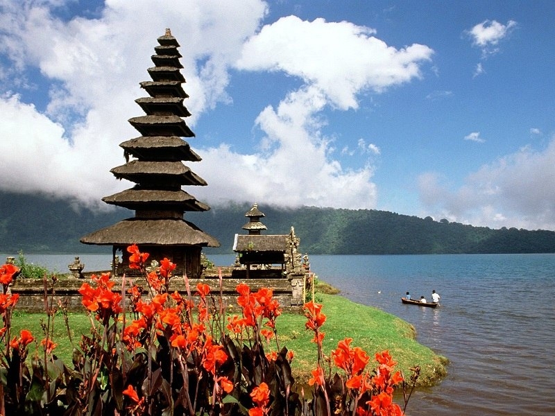 ПураУлун Дану – храм на озере Братан 1