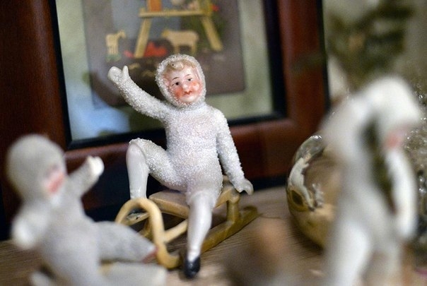 Коллекция старинных елочных игрушек, многие из них старше 100 лет