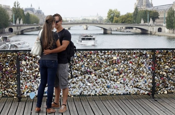 С парижского моста Искусств решили снять 45 тонн «замков любви»