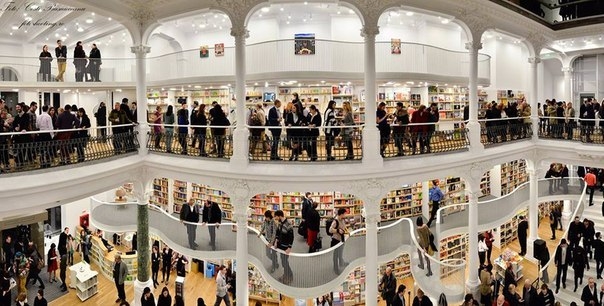 Книжный магазин в Бухаресте, похожий на волшебный дворец