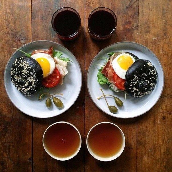 Английский фотограф Майкл Зи готовит симметричные завтраки для себя и своей половинки