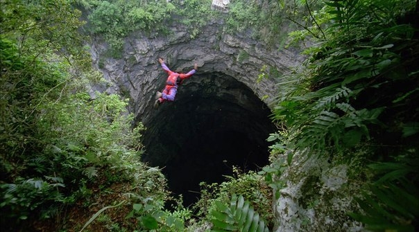 Огромная яма в тропических лесах центральной Мексики