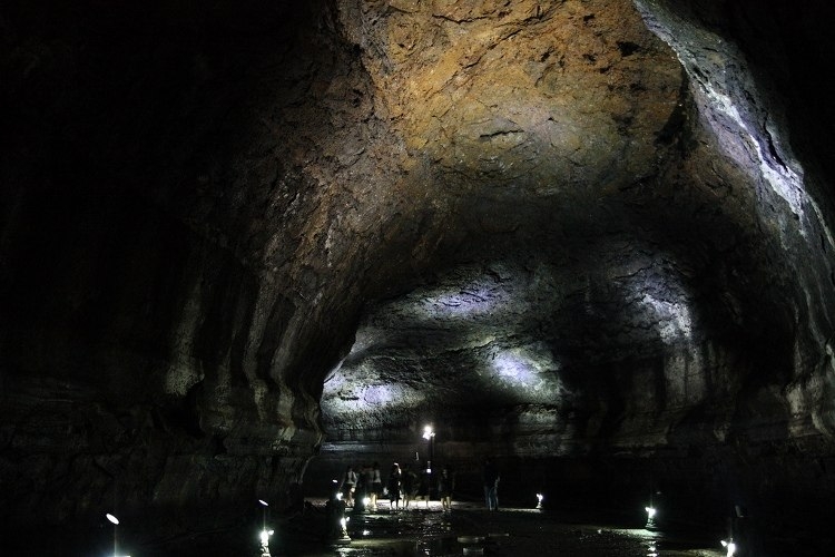 Пещеры, которые образовались после извержения вулканов в лавовых трубках.