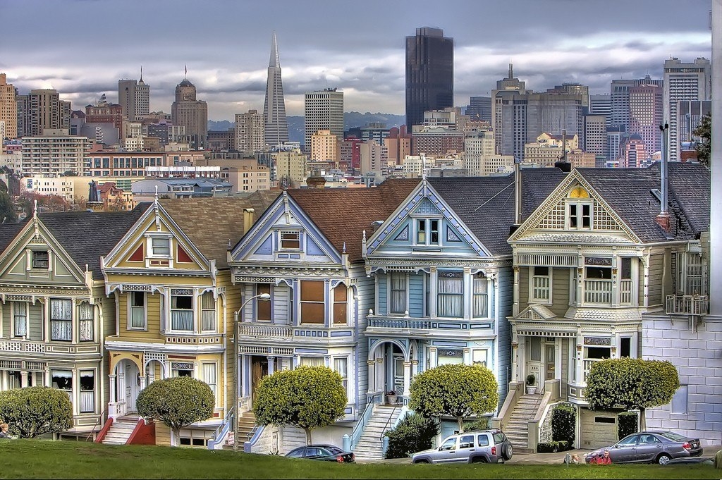 Улица Штайнер в Сан-Франциско с викторианскими домами Painted Ladies.
