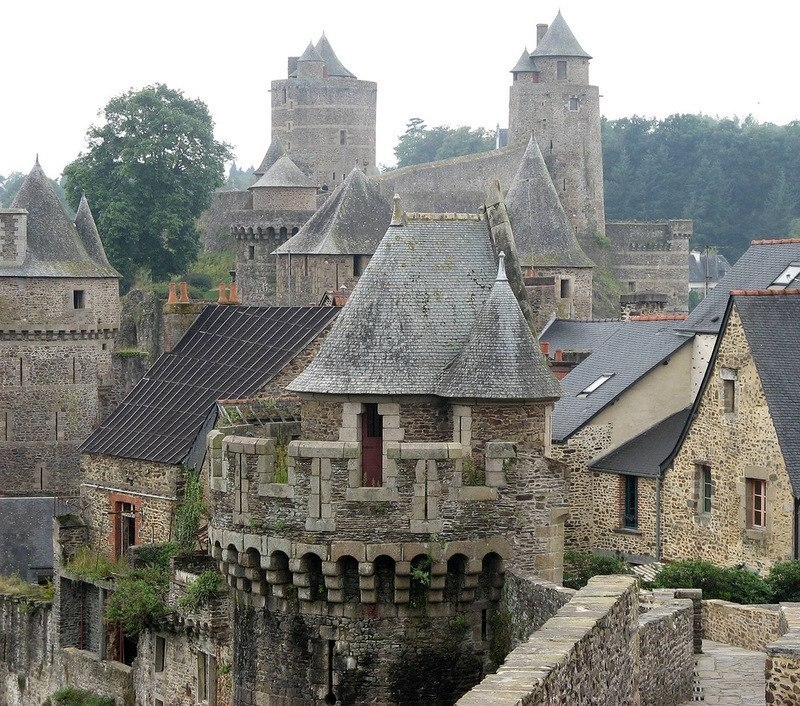 Город-крепость Фужер во Франции 4