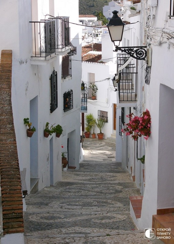 Белый цветущий городок Фрихилиана. Испания