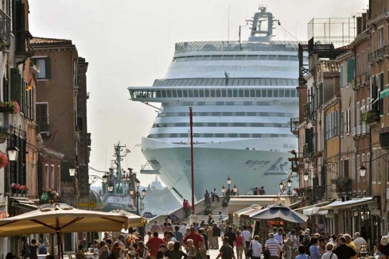 Круизный лайнер MSC Magnifica длиной 293 метра проплывает по Венеции