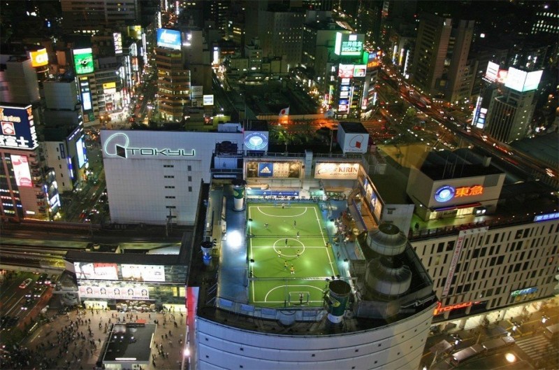 Футбольное поле на крыше, Токио, Япония