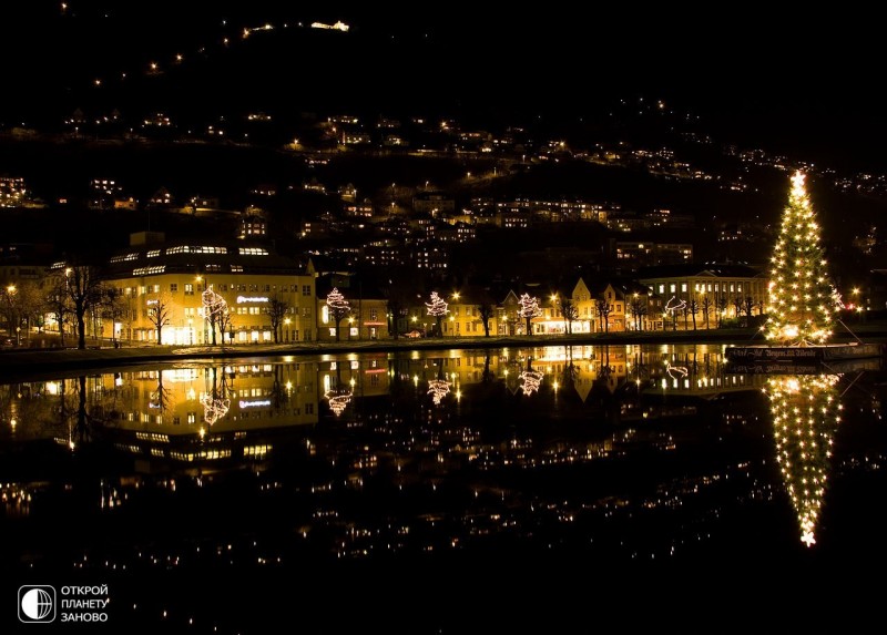 Мерцающий сотнями огоньков рождественский Берген, Норвегия