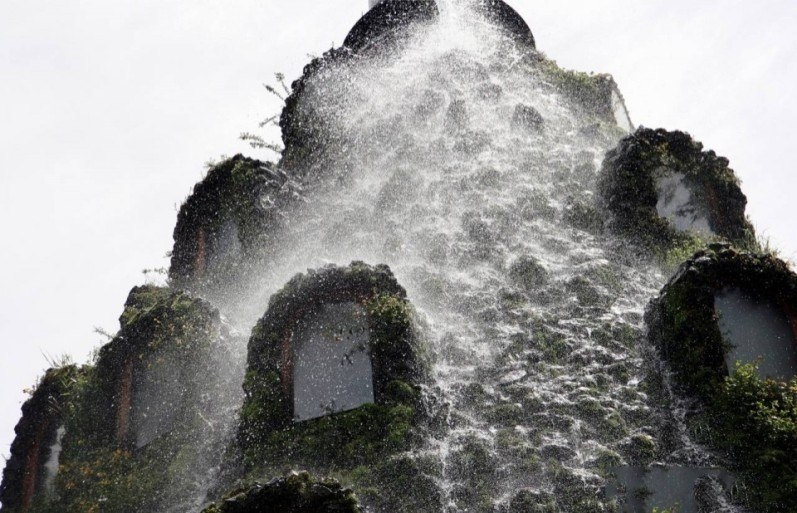 Отель-водопад Волшебная гора в Чили