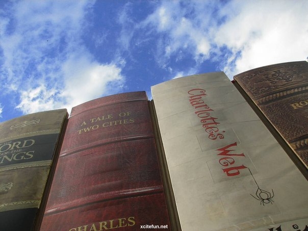 Гигантские «книги» фасада библиотеки в Канзас-Сити
