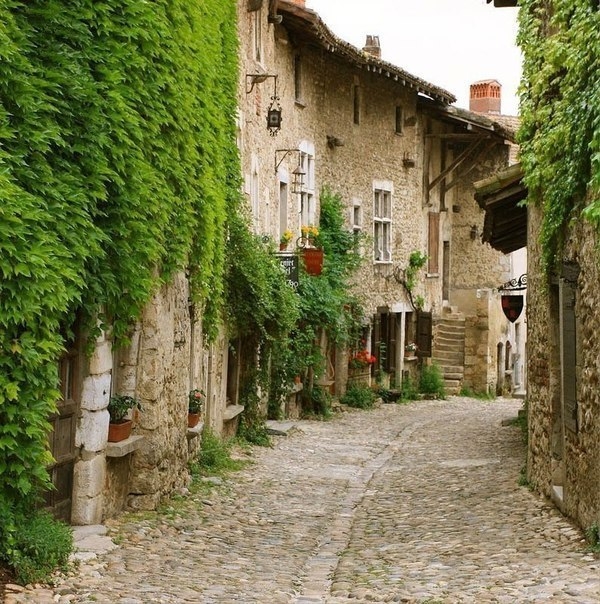Средневековая деревня Перуж, Франция