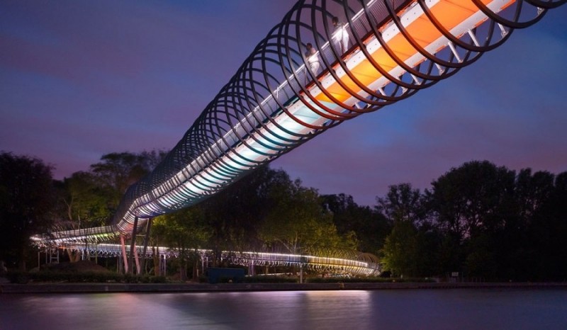 Пешеходный мост Slinky Springs To Fame. Пешеходный мост Slinky Springs To Fame.