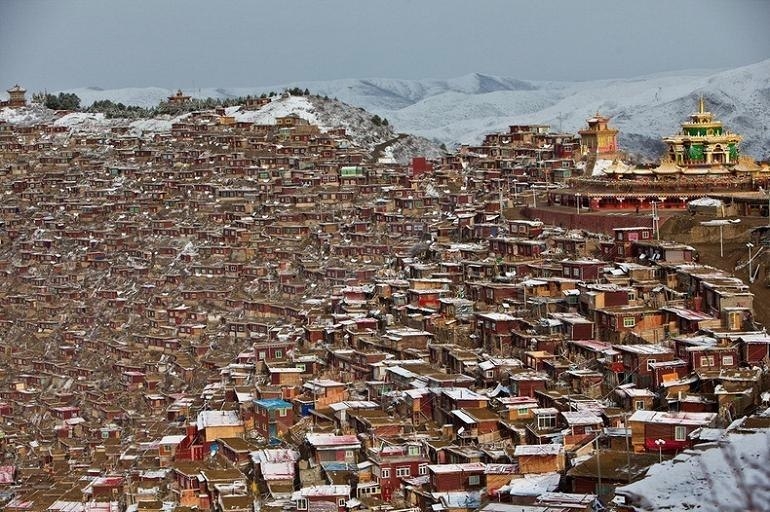 Обзор: Ларунг Гар. Буддийский инстутут в Тибете