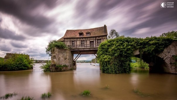 Старая водяная мельница на Сене