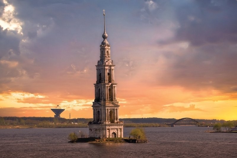 Затопленная колокольня Никольского собора в Калязине. Затопленная колокольня Никольского собора в Калязине.