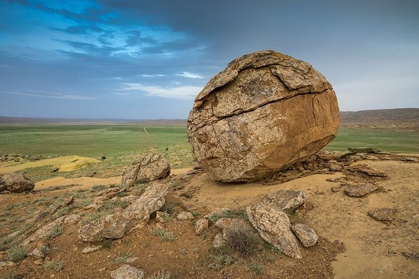 Загадочная долина шаров в Казахстане