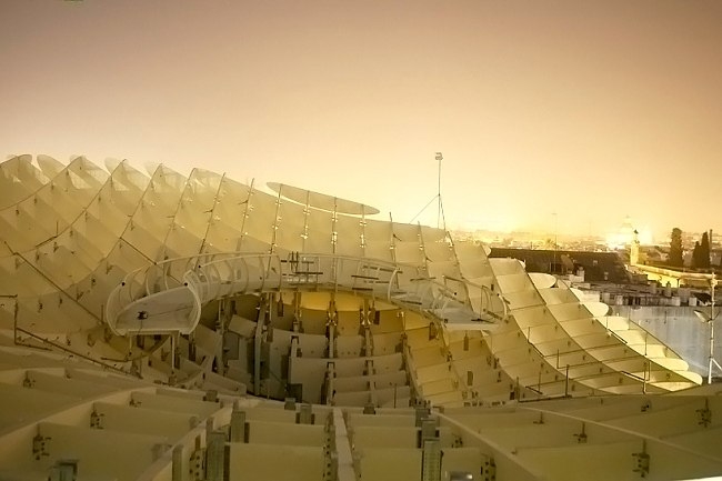 Деревянный комплекс Metropol Parasol в Севилье. Деревянный комплекс Metropol Parasol в Севилье.