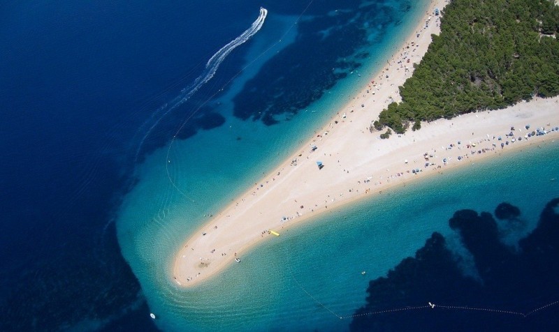 Пляж Золотой Рог на Адриатическом побережье Хорватии