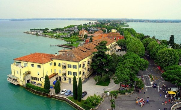 Старинный итальянский городок Сирмионе на озере Гарда