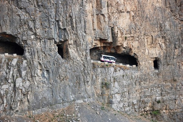 Причудливый тоннель, вырубленный в скале