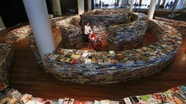 Лабиринт из книг в Лондоне. Лабиринт из книг в Лондоне.