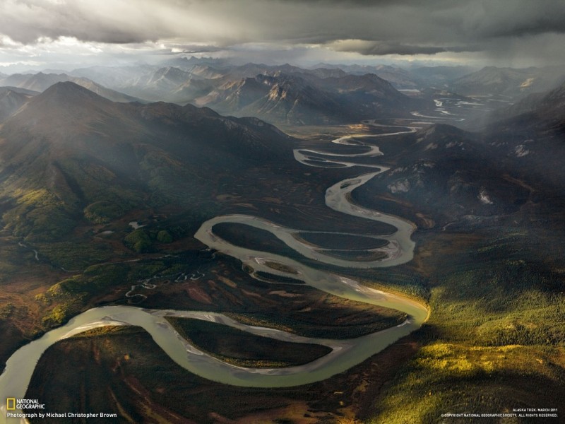 Извивающаяся река Алатна на Аляске