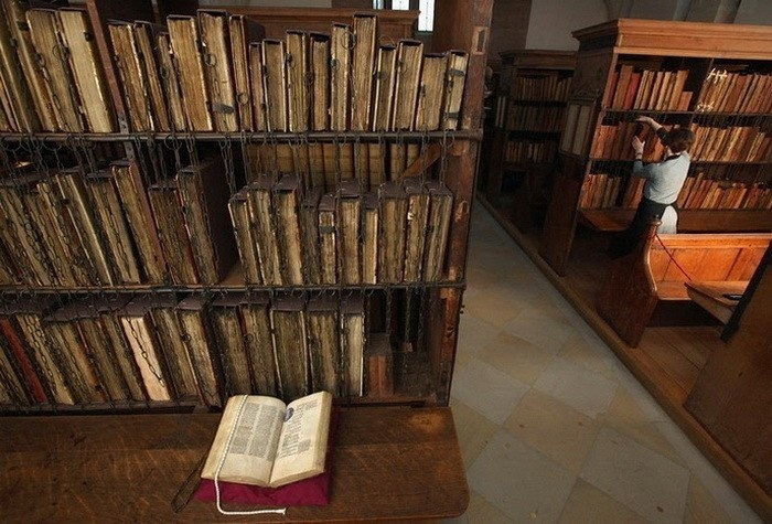 Секрет средневековых библиотек, или Зачем монахи хранили книги на цепи 1