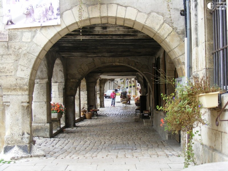 Деревня Noyers-sur-Serein, Бургундия, Франция Деревня Noyers-sur-Serein, Бургундия, Франция