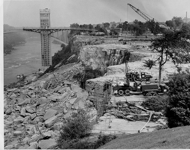 Ниагарский водопад пересох. Ниагарский водопад ОСУШИЛИ 1969. Ниагарский водопад ОСУШИЛИ. Осушение Ниагарского водопада в 1969 году. 1969 Году высох Ниагарский водопад.