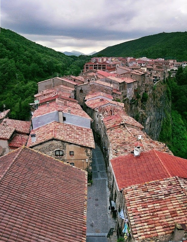 Кастельфольит-де-ла-Рока в Каталонии