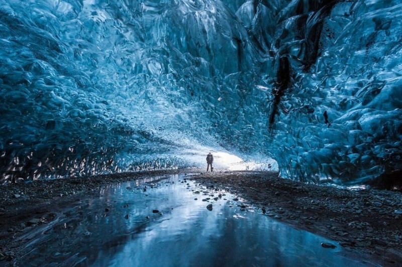 Ледяная пещера гигантского ледника Vatnajokull в Исландии