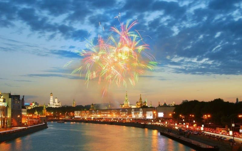 Салют над праздничной Москвой