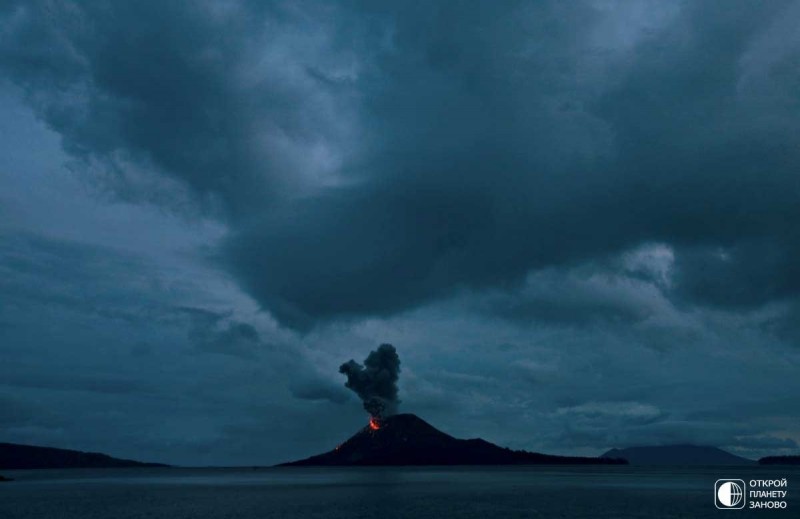 Мощный вулкан Кракатау