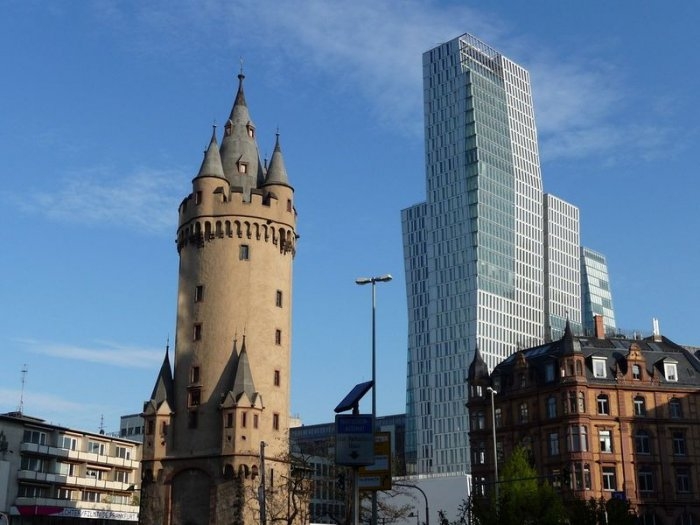 Средневековая башня в центре Франкфурта