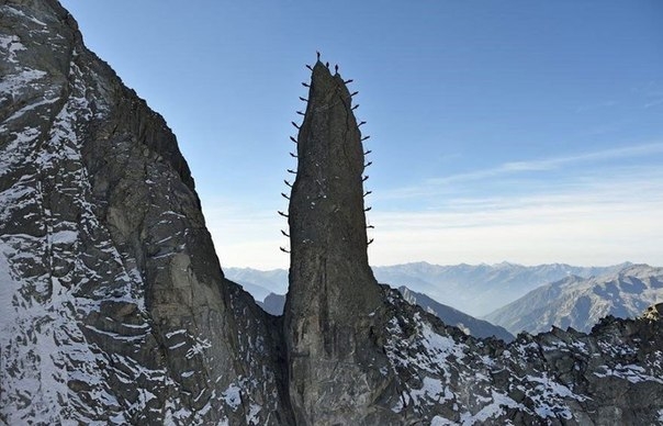 Сотни альпинистов поднялись на Альпы для нереально крутых фотографий