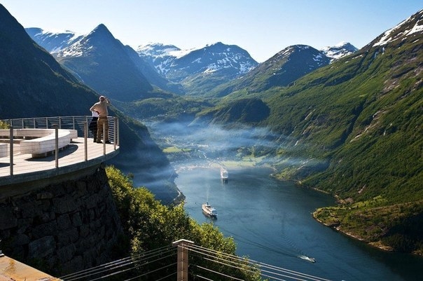 Гейрангер-фьорд - один из самых живописных и наиболее посещаемых норвежских фьордов