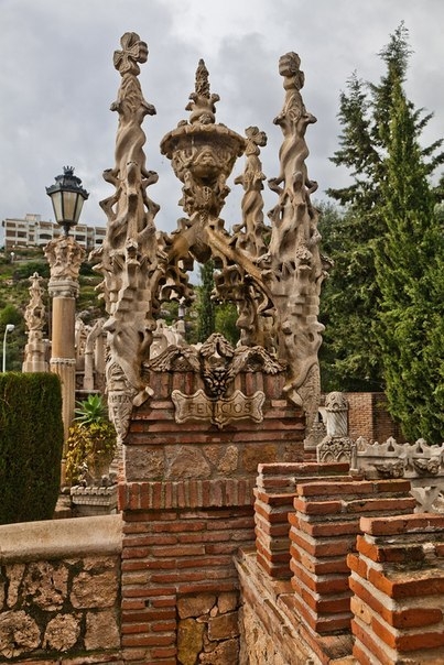 Фантастический замок Коломарес в Испании.