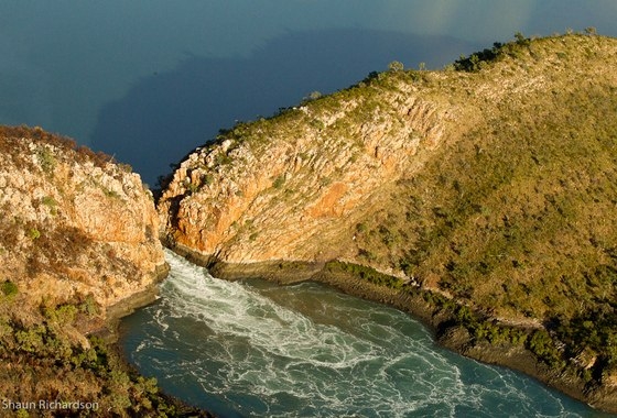 Горизонтальный водопад в бухте Талбот Горизонтальный водопад в бухте Талбот